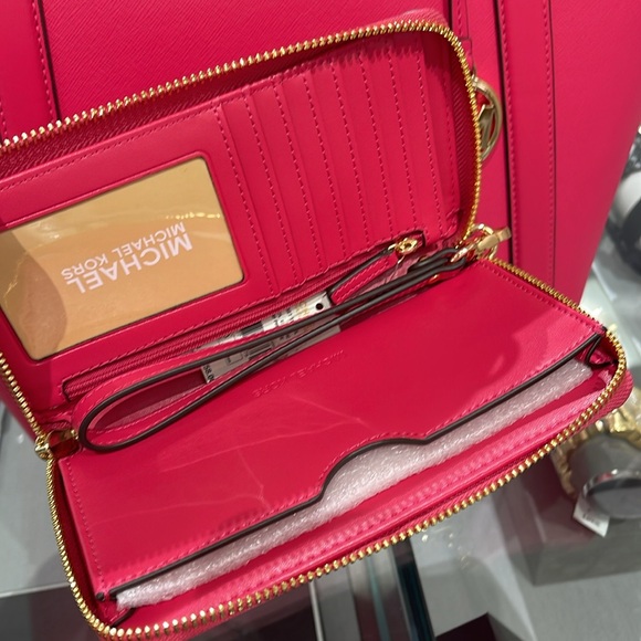 MICHAEL KORS LARGE FLAT MULTIFUNCTION PHONE CASE WALLET WRISTLET 
ELECTRIC PINK - Picture 10 of 16